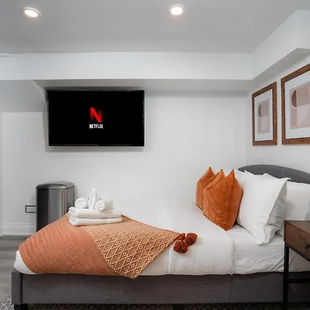 Chic And Cozy Studio In Trendy Parkdale & Parking Apartment